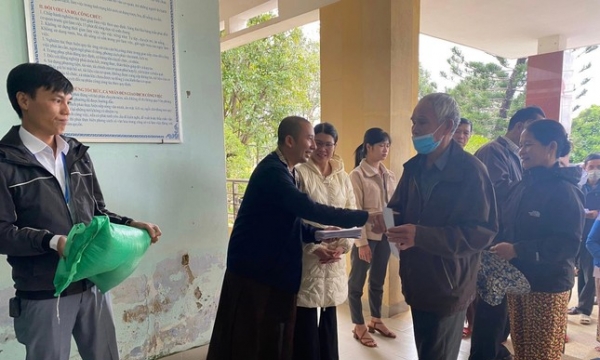 Ban Từ thiện – Xã hội Phật giáo tỉnh Thừa Thiên Huế trao 100 suất quà