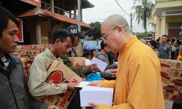 Trung ương GHPGVN thăm, tặng 500 phần quà đến bà con tỉnh Nghệ An ảnh hưởng bão lũ