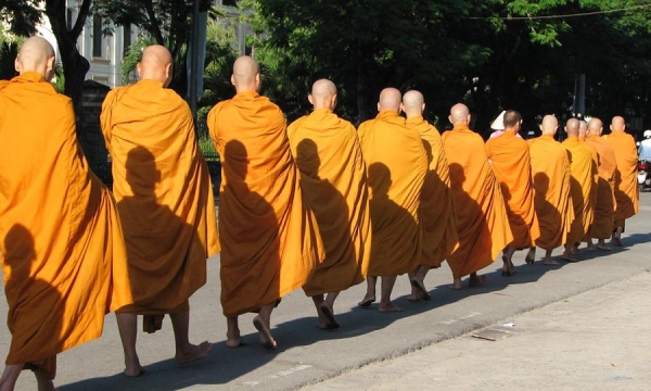 Tại sao Phật giáo thời nay lại không đi khất thực?