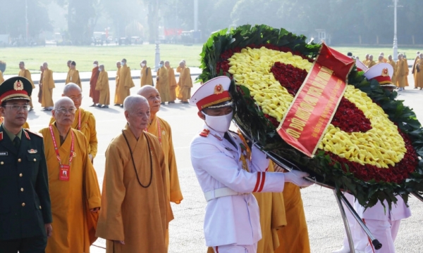 Hơn 1.000 đại biểu tham dự Đại hội Phật giáo toàn quốc vào lăng viếng Chủ tịch Hồ Chí Minh