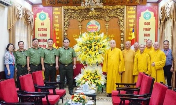 Công an Hà Nội chúc mừng thành công Đại hội Đại biểu Phật giáo toàn quốc lần thứ IX