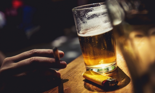 Hút thuốc, uống bia có vi phạm giới luật?