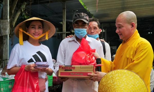 Chùa Pháp Tạng trao tặng quà cho Hội Người Mù tại các quận huyện trong thành phố Hồ Chí Minh
