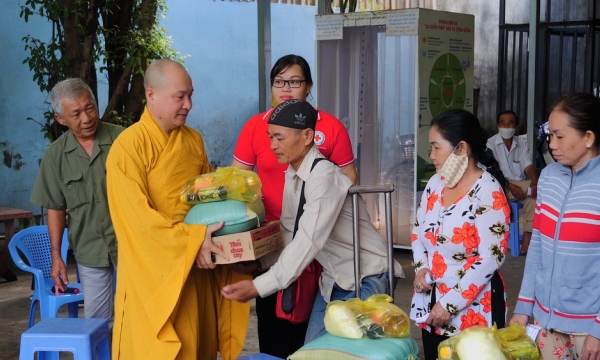 Chùa Pháp Tạng trao quà cho các hộ gia đình khó khăn tại xã Lê Minh Xuân, xã Đa Phước