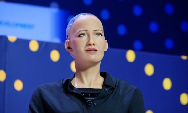 Cô gái robot siêu thông minh Sophia có tuệ tri từ tánh biết không?