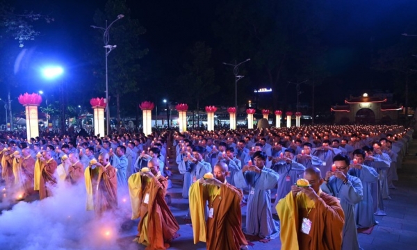 Lung linh đêm hội hoa đăng vía Phật A Di Đà tại chùa Hoằng Pháp
