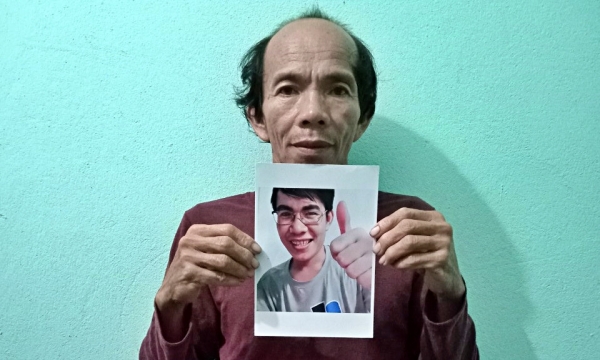 Ông bố Quảng Nam tá túc cửa chùa, tìm con trai mất tích