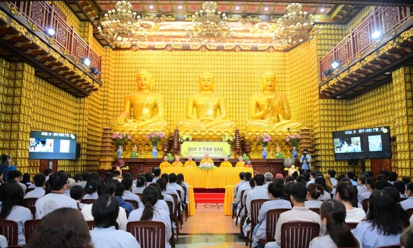 Quy y Tam bảo cho gần 500 Phật tử tại chùa Giác Ngộ dịp cuối năm