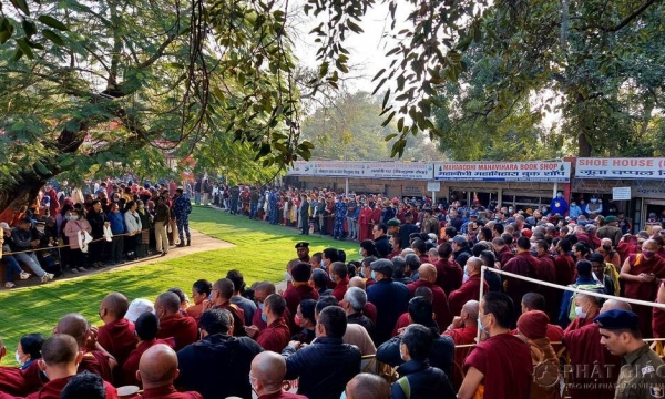 Hàng ngàn tu sỹ, xuất sỹ và người dân chào đón Đức Đạt Lai Lạt Ma tại Bồ Đề Đạo Tràng
