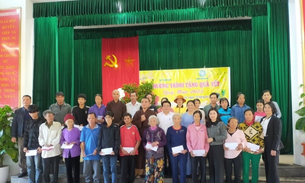 Nghệ An: Ban Trị sự GHPGVN huyện Quỳnh Lưu trao quà Tết cho bà con khó khăn tại địa phương