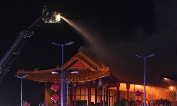 Ngôi chùa ở Úc chìm trong 'biển lửa', khói đen bốc cuồn cuộn