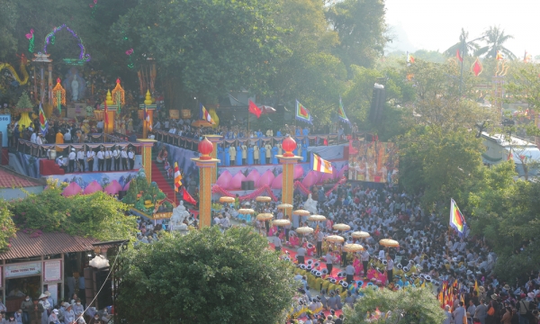 Đà Nẵng: Hàng vạn du khách dự lễ vía Đức Bồ tát Quán Thế Âm 