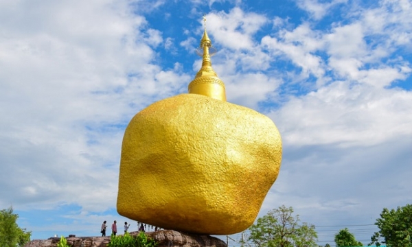 Bí ẩn ngôi chùa thiêng trên tảng đá dát vàng 'thách thức trọng lực' ở Myanmar