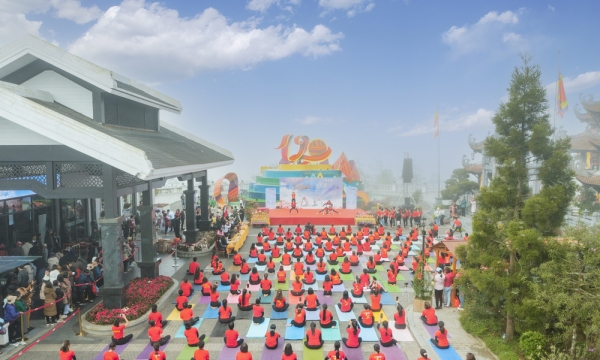 500 Yogi trên khắp cả nước đồng diễn chào mặt trời tại Fansipan