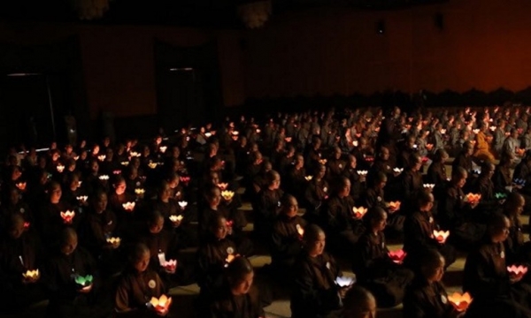 Tăng Ni trường Trung cấp Phật học Bình Định thắp nến tri ân tại non thiêng Yên Tử
