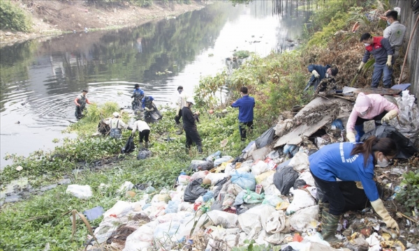 Nhóm bạn trẻ ngâm mình dưới dòng sông ô nhiễm để vớt rác