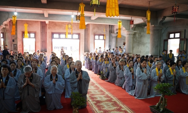 Hơn 1000 Phật tử tham dự khóa tu Một ngày an lạc tại chùa Linh Ứng