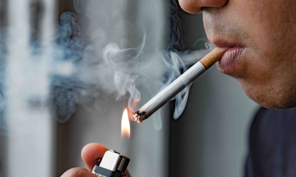 Hút thuốc lá có phạm giới không?