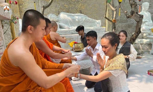 Văn hóa đi chùa lễ Phật của người Lào trên đất Việt dịp Tết Punpimay 2566