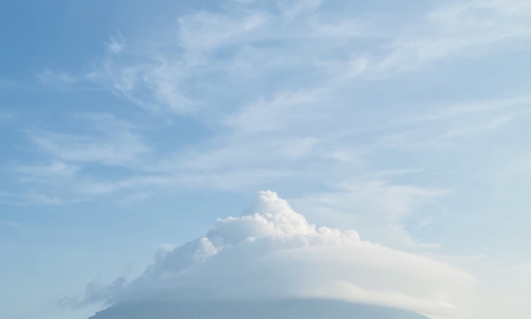 Hiện tượng “mũ mây” siêu hiếm tái xuất tại núi Bà Đen Tây Ninh
