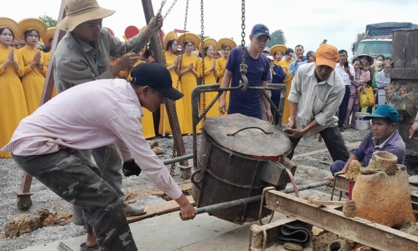 Nghệ An: Chùa Non nước rót đồng đúc Đại hồng chung có trọng lượng 1 tấn