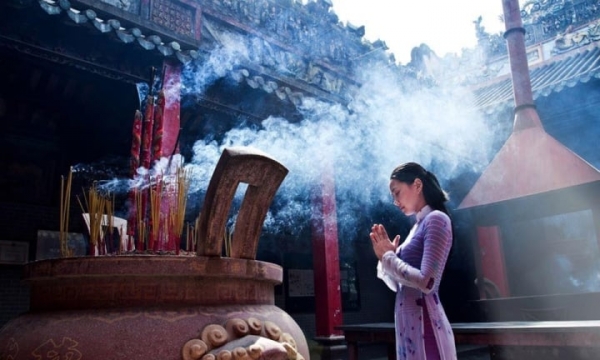 Phụ nữ 'đến tháng' có nên niệm Phật không?