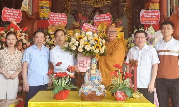 Nghệ An: Lãnh đạo huyện Quỳnh Lưu chúc mừng Đại lễ Phật đản tại các chùa.