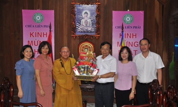 Đoàn đại biểu quận Hai Bà Trưng thăm và chúc mừng đại lễ Phật đản chùa Liên Phái