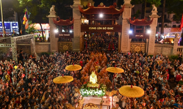 Hàng nghìn Phật tử rước kiệu Phật trên đường phố Sài Gòn mừng Đại lễ Phật đản