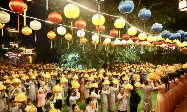 Lung linh ánh đèn hoa đăng kính mừng Đại lễ Phật đản PL: 2567 tại chùa Thiên Quang