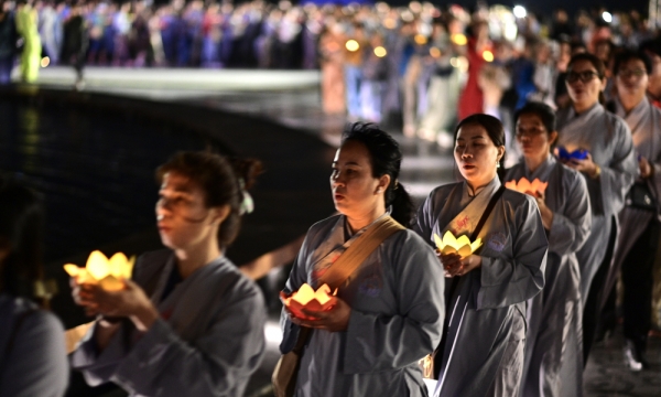 Một ngàn hoa đăng thắp sáng Đại Tượng Phật Fansipan tại lễ Phật Đản 2023