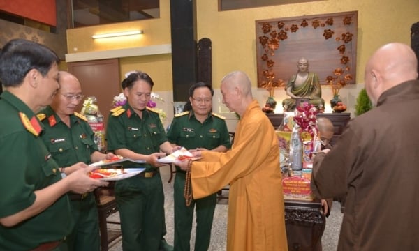 Bộ Tư lệnh Quân khu 7 thăm Đức Pháp chủ GHPGVN nhân Đại lễ Phật đản