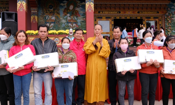 Trao hàng ngàn phần quà, thẻ bảo hiểm cho người dân tại Không gian Văn hóa tâm linh Phật giáo Kim cương thừa