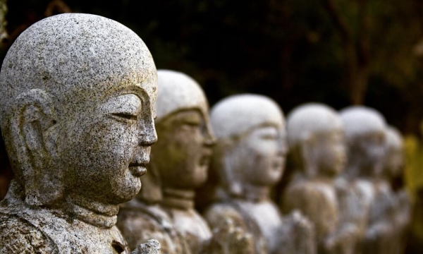 Lúc niệm Phật nên chú ý vào tượng Phật hay vào cảnh giới Tây phương?