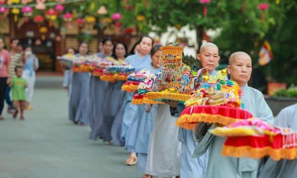 Phật tử và du khách tấp nập đến Tây Ninh tham dự Lễ vía Bà Linh Sơn Thánh Mẫu 