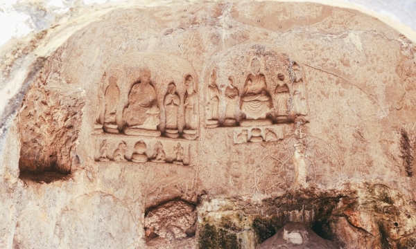 Bên trong hang đá chạm khắc hàng vạn tượng Phật cổ ở Trung Quốc