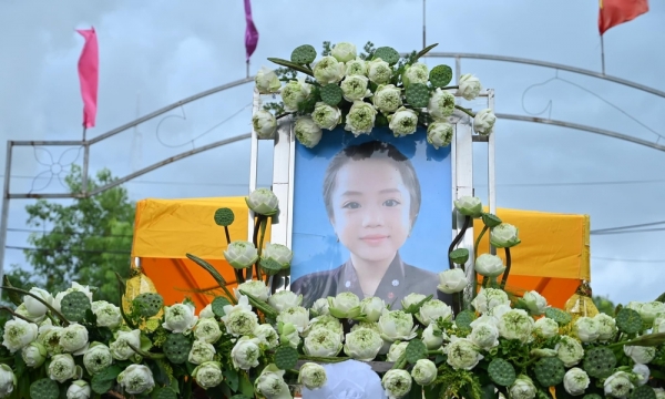 Xuất hiện hiện tượng “kỳ lạ” trong đám tang ca nương nhỏ tuổi nhất Việt Nam qua đời vì tai nạn giao thông