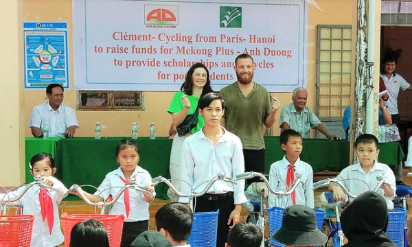 Anh Tây đạp xe 17.000 km tới Việt Nam tặng xe đạp cho trẻ em nghèo