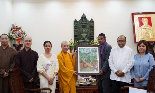 Đại sứ Sri Lanka tại Việt Nam thăm và đỉnh lễ Xá-lợi Phật tại chùa Bằng