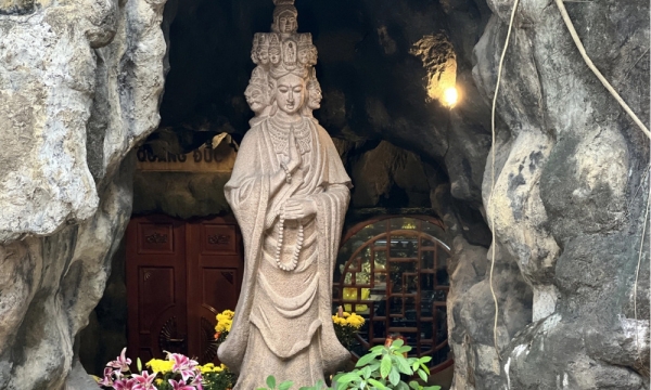 Chiêm bái tượng Quán Thế Âm thập nhất diện ở ngôi chùa hơn 100 năm tuổi