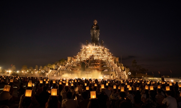 Núi Bà Đen, Tây Ninh tổ chức dâng đăng thứ 7 hàng tuần trong mùa lễ tạ cuối năm