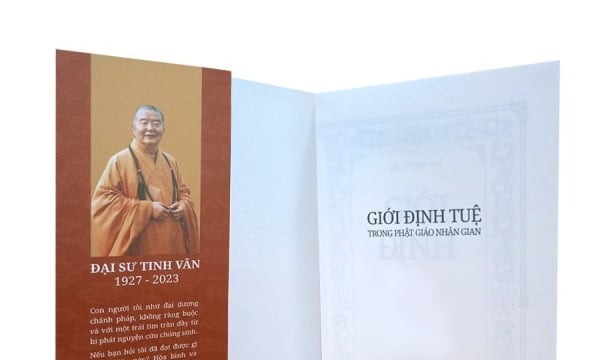 Nghệ nhân trà Nguyễn Ngọc Tuấn tặng sách của Đại sư Tinh Vân