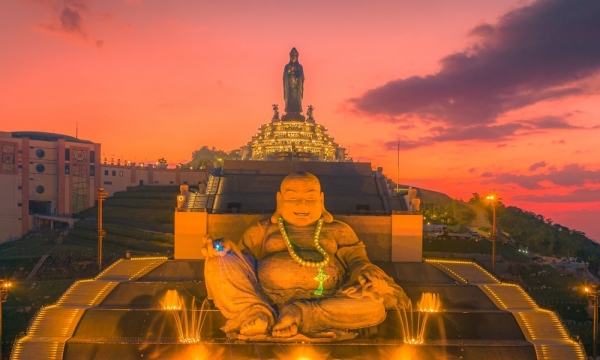 Tôn tượng Phật Di Lặc bằng đá sa thạch lớn bậc nhất thế giới tại Tây Ninh có gì đặc biệt?
