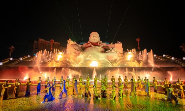 Lễ dâng đăng đầu năm mới Giáp Thìn trên núi Bà Đen, Tây Ninh hút hàng trăm ngàn du khách tham dự