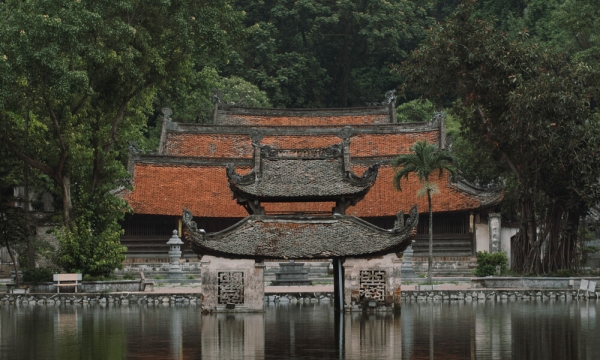 Mái chùa bên sông