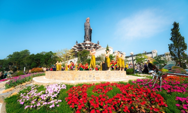 Ngày 8/3 lên núi Bà Đen ngắm hoa tulip và xem show nhạc nước lần đầu có tại Việt Nam