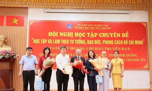 Quỹ từ thiện Thiên Quang trao học bổng cho sinh viên Đại học Sư Phạm Huế và Đại học Tây Nguyên
