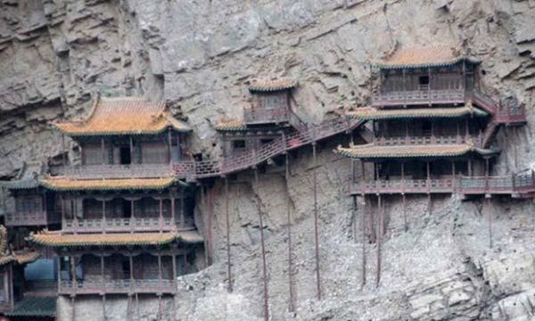 'Ngôi chùa nguy hiểm nhất Trung Quốc' cheo leo trên vách núi hơn 1.500 năm