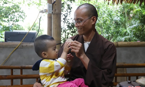 Ngôi chùa nghèo cưu mang trẻ mồ côi ở Hà Tĩnh