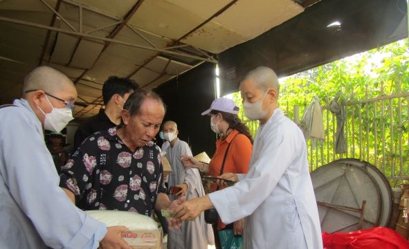 Đoàn từ thiện chùa Thiên Long trao quà cho Hội người mù thị xã Ninh Hoà